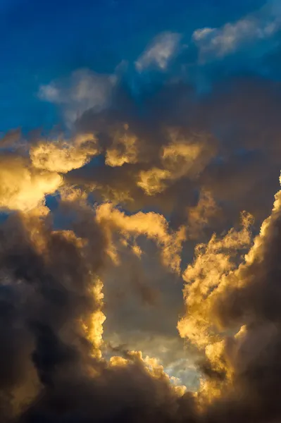 Драматическое утреннее небо с облаками дождя — стоковое фото