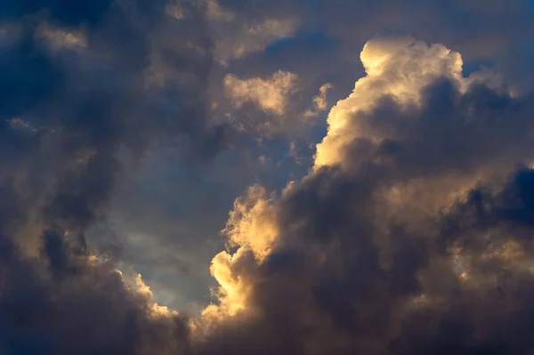 Dramático cielo matutino con nubes de lluvia — Foto de Stock