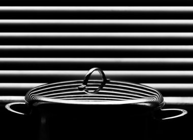 parlak paslanmaz tencere kapağı arka plan üzerinde