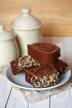 Çikolatalı kek-roll üzerine beyaz bir daire