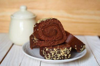 Çikolatalı kek-roll üzerine beyaz bir daire