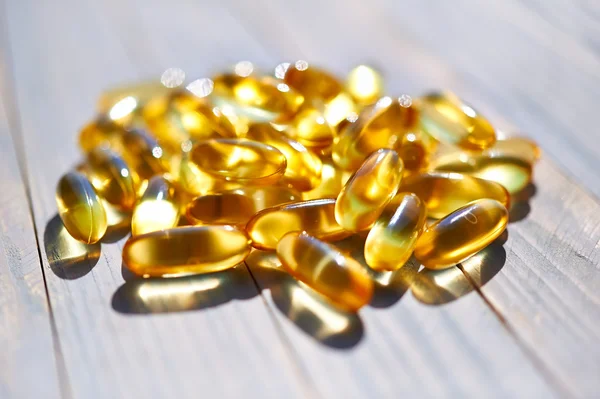 Pillole gialle traslucide con l'olio di pesce — Foto Stock