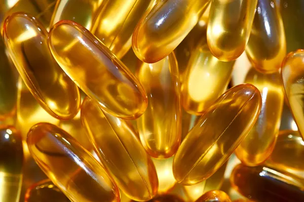 Comprimidos translúcidos amarelos com o óleo de peixe — Fotografia de Stock