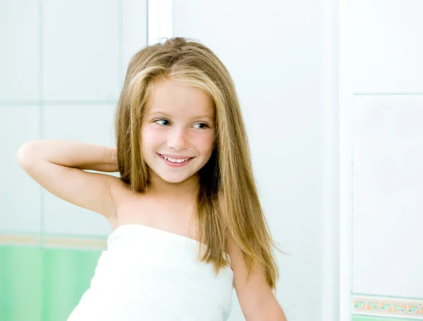 Chica en el baño — Foto de Stock