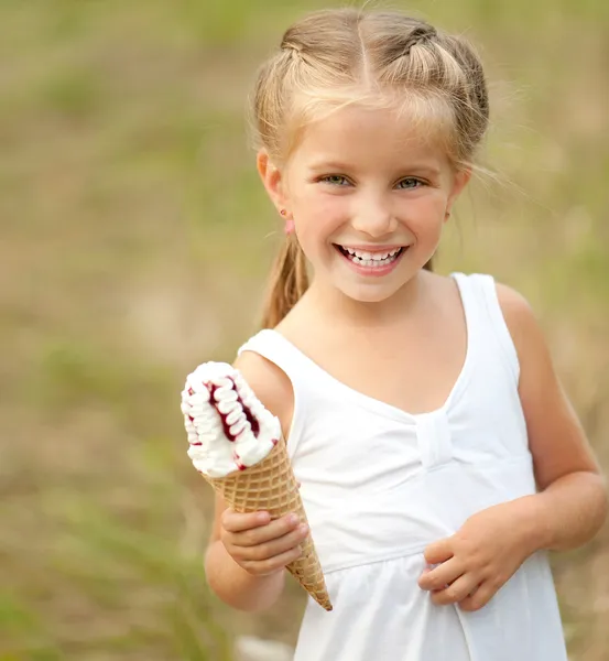 Fille avec crème glacée — Photo