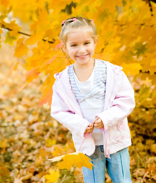 Menina no parque — Fotografia de Stock