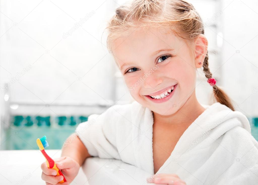 Mädchen im Badezimmer — Stockfoto © tan4ikk #14571223 Mädchen im Badezimmer — Stockfoto © tan4ikk #14571223