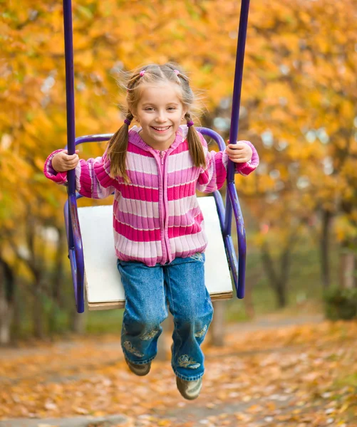 Menina no parque — Fotografia de Stock