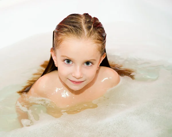 Meisje in badkamer — Stockfoto