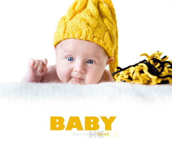 Yeni doğan kız sarı şapkalı — Stok fotoğraf