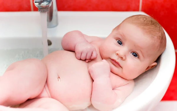 Meisje van de baby in een gootsteen — Stockfoto