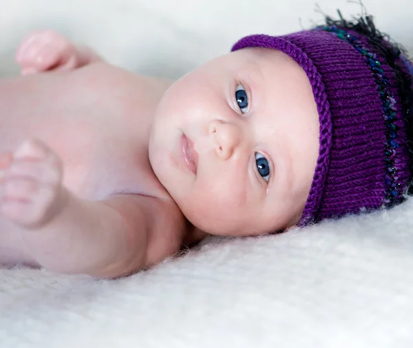 帽子横になっている生まれたばかりの女の子 — ストック写真