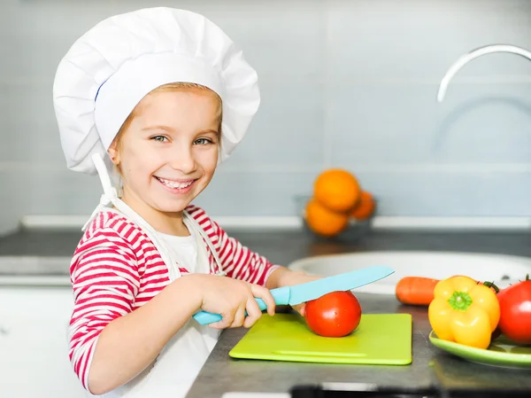 Kleines Mädchen bereitet gesundes Essen zu — Stockfoto