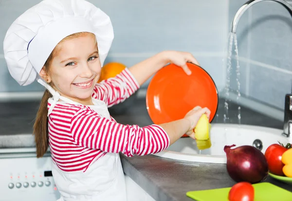 Menina lavando os pratos — Fotografia de Stock