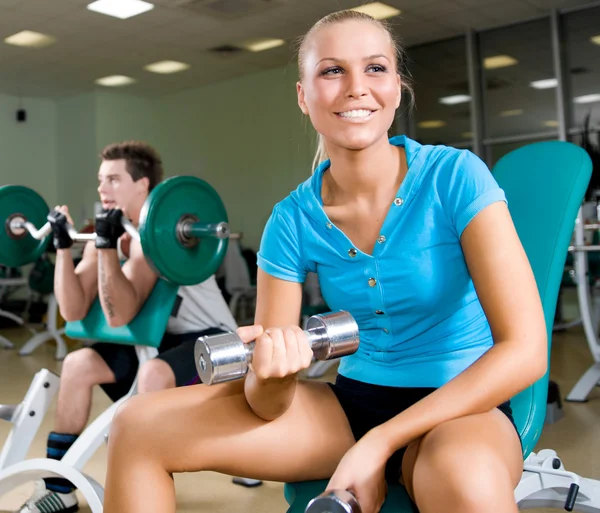 Junge Frauen stemmen Freigewichte — Stockfoto