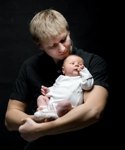 Vater und seine neugeborene Tochter — Stockfoto