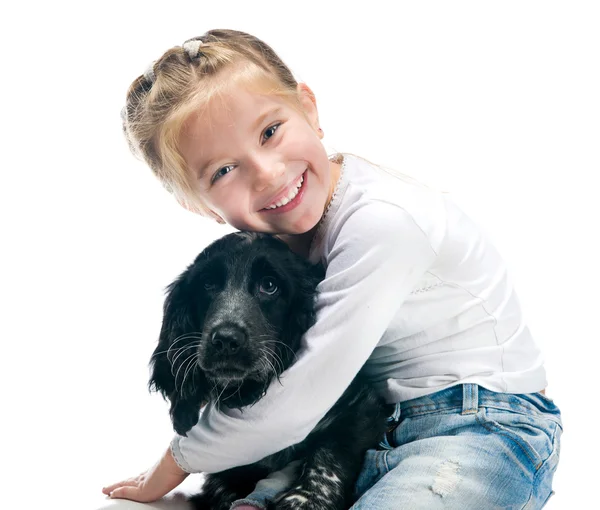 Маленькая девочка со своим щенком — стоковое фото