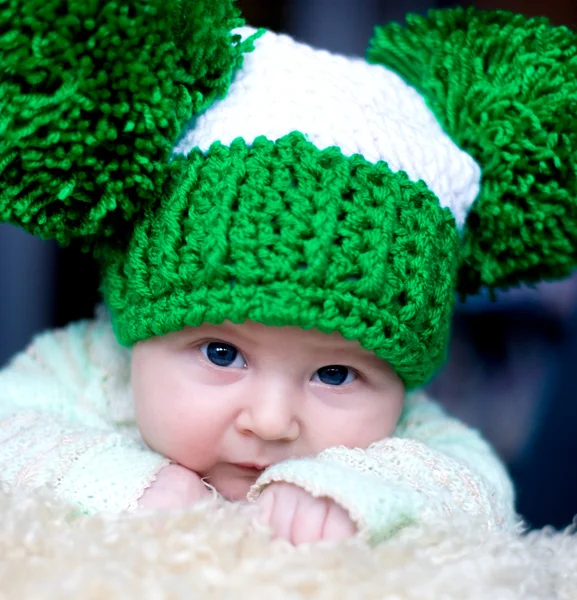 Menina recém-nascida em um chapéu verde — Fotografia de Stock