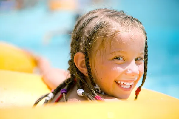 Niña sentada en anillo inflable — Foto de Stock