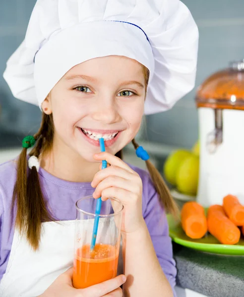 Chica haciendo jugo fresco —  Fotos de Stock