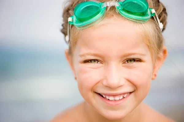 Kleines Mädchen im Schwimmbad in Nahaufnahme — Stockfoto