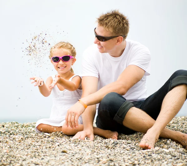 Otec a jeho dcera na pláži — Stock fotografie