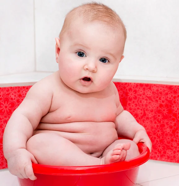 Bebé teniendo baño —  Fotos de Stock