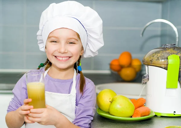 Ragazza che fa succo fresco — Foto Stock