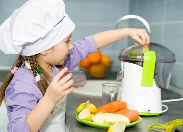 Menina fazendo suco fresco — Fotografia de Stock