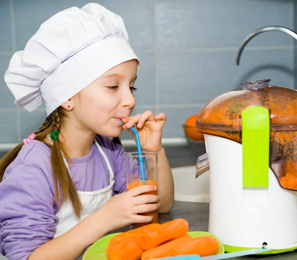 Menina fazendo suco fresco — Fotografia de Stock