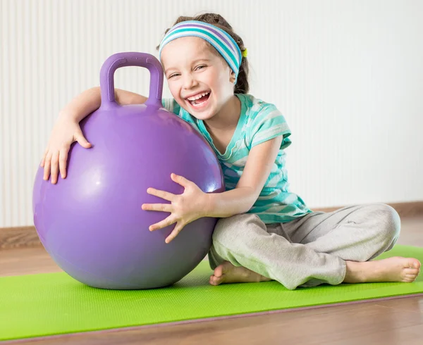 Holčička dělá gymnastické cvičení — Stockfoto