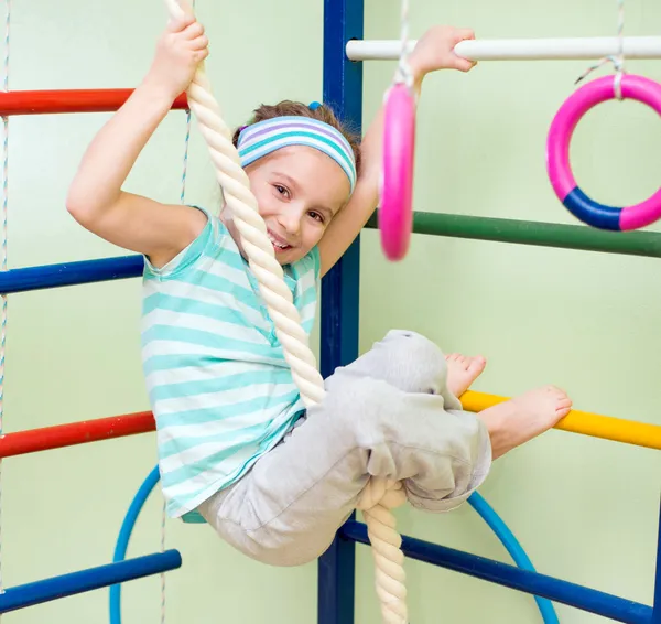 Glad liten tjej på hem gym — Stockfoto