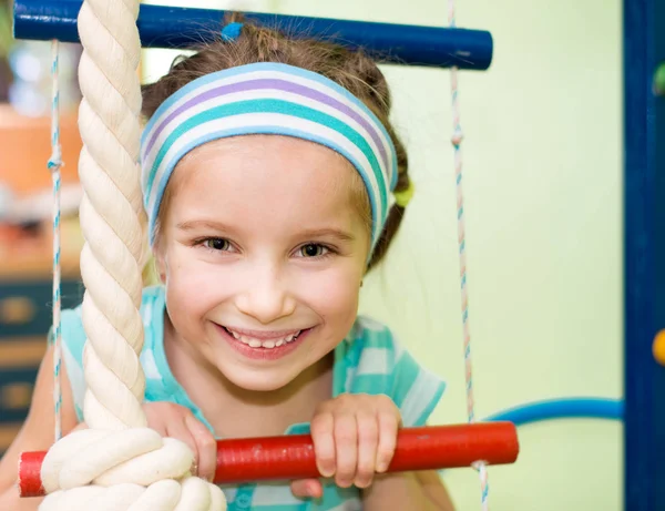 Felice bambina in palestra a casa — Foto Stock