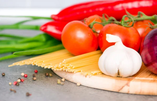 Fresh vegetables and raw pasta — Stock Photo, Image