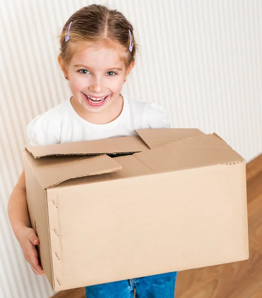 Meisje in bewegen in nieuwe huis — Stockfoto