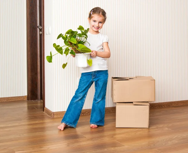 Bambina che si trasferisce in una nuova casa — Foto Stock