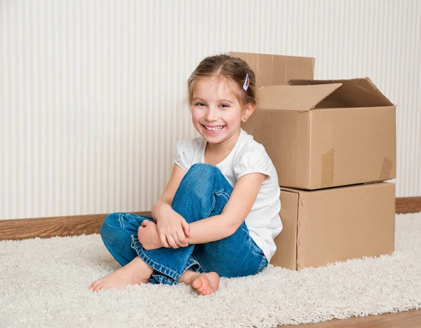 Bambina che si trasferisce in una nuova casa — Foto Stock