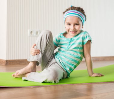 küçük kız jimnastik egzersizleri yapıyor