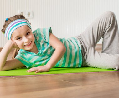 küçük kız jimnastik egzersizleri yapıyor