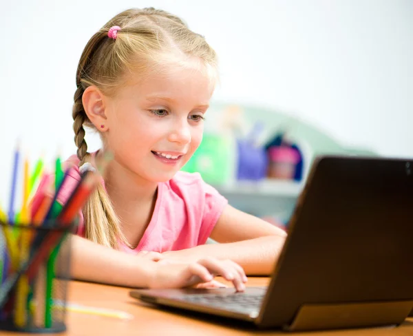 A menina e seu laptop — Fotografia de Stock