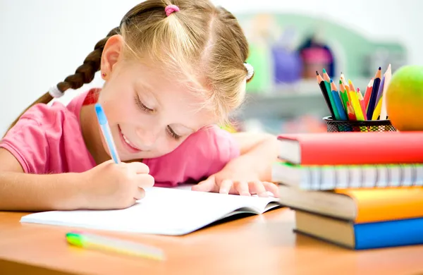 La niña está escribiendo. — Foto de Stock