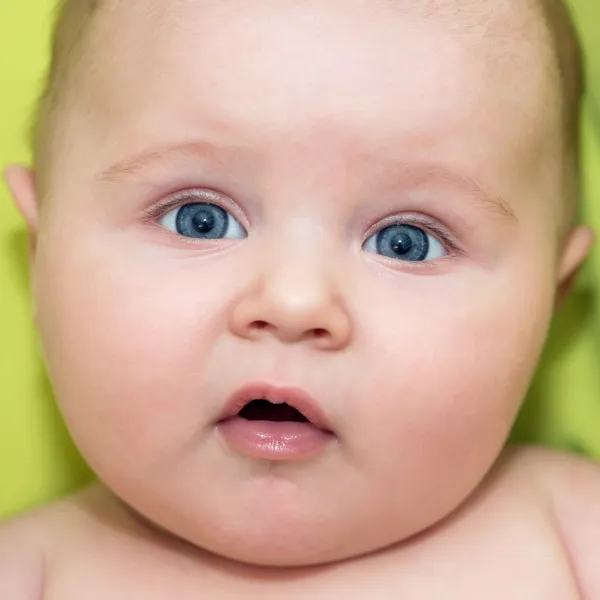 Cara de bonito bebé de ojos azules —  Fotos de Stock