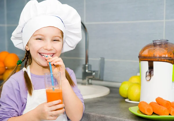 Chica haciendo jugo fresco — Foto de Stock