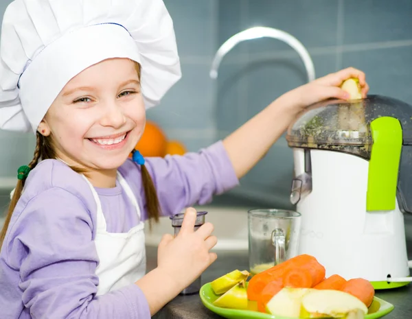 Chica haciendo jugo fresco — Foto de Stock