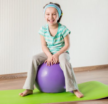 küçük kız jimnastik egzersizleri yapıyor