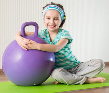 küçük kız jimnastik egzersizleri yapıyor