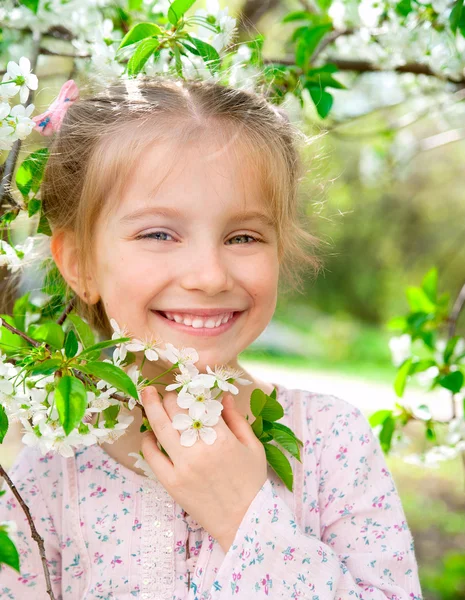 Niña con árbol floreciente arbusto —  Fotos de Stock