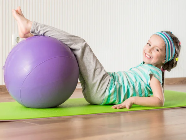 küçük kız jimnastik egzersizleri yapıyor