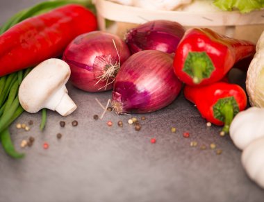 Masanın üzerine gıda maddeleri