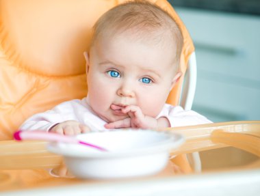 kız çocuğu yemeye gidiyor